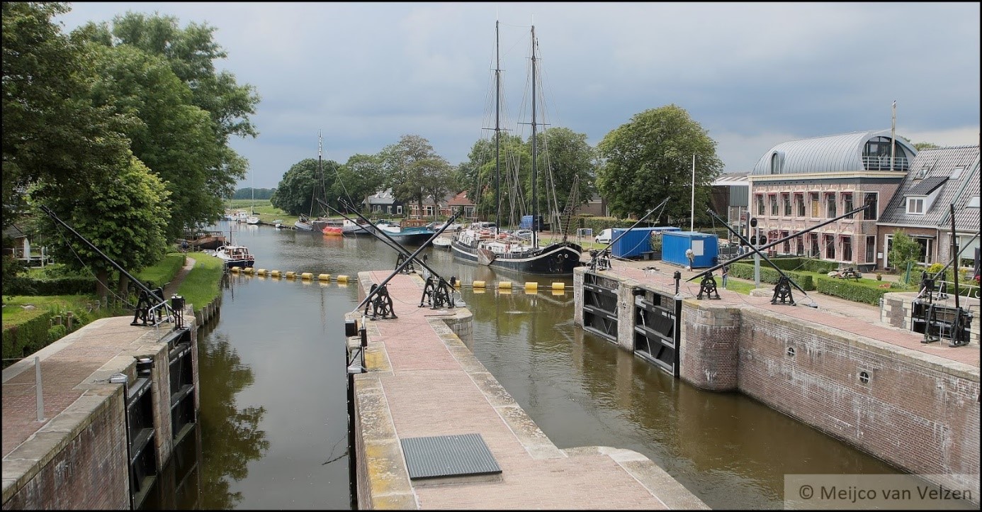 Sluis vanaf de weg.jpg